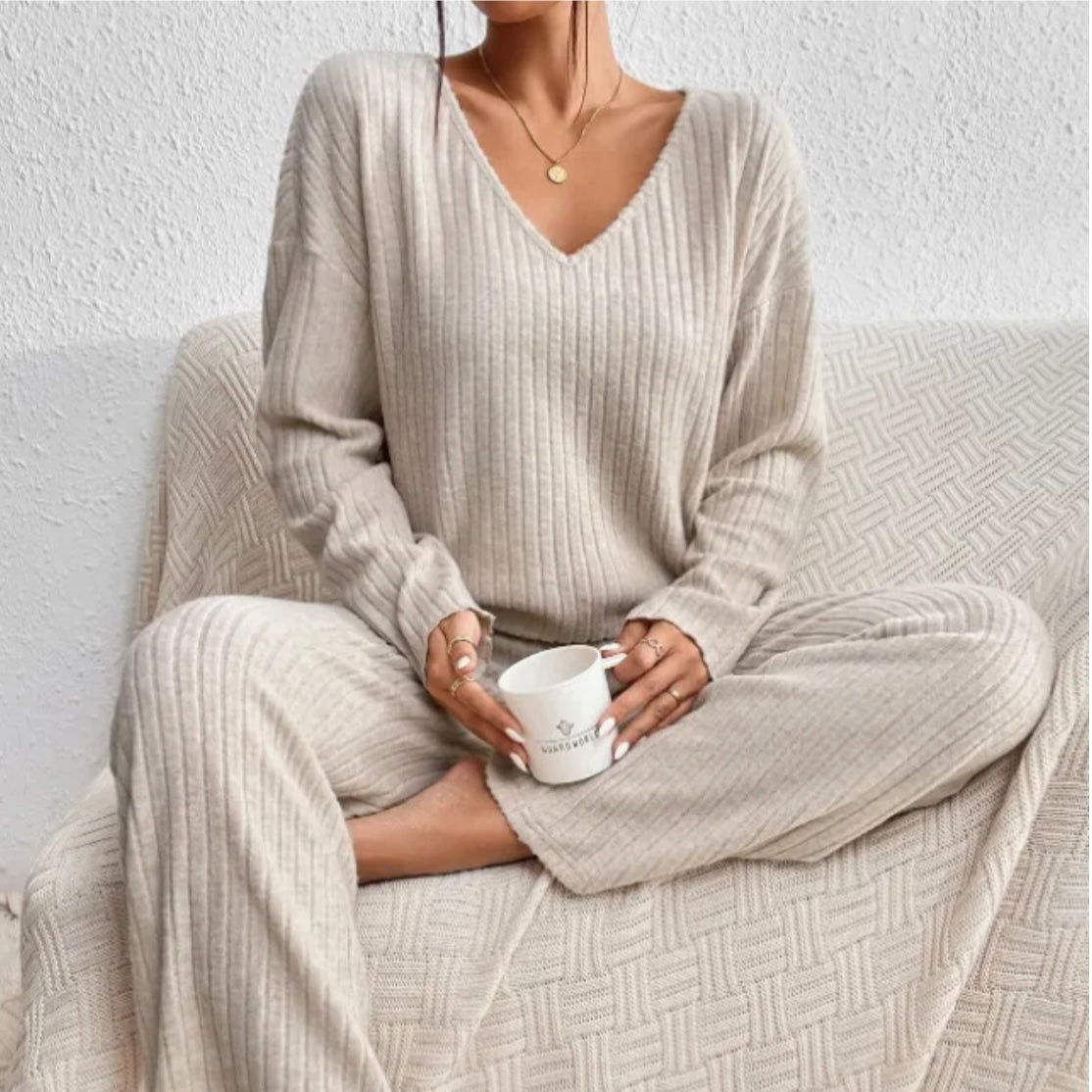 Zwei-Teiliges Geripptes Lounge Set | Bequeme & Stilvolle Damenmode | Sophia